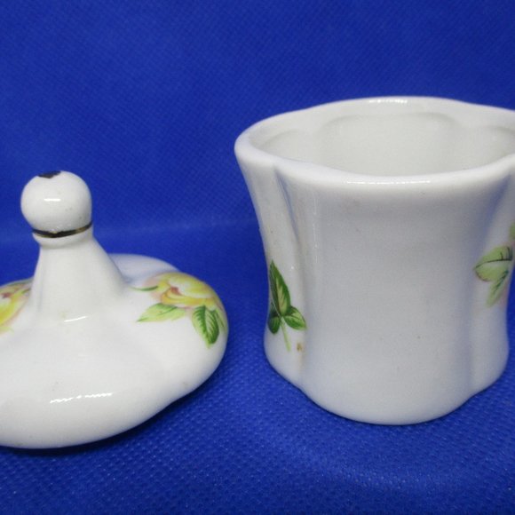 Vtg TRINKET Box PILLBOX RING Holder Porcelain White Porcelain Yellow Roses Stem - Picture 5 of 10